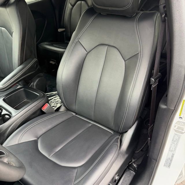 Used 2025  Chrysler Select image 10