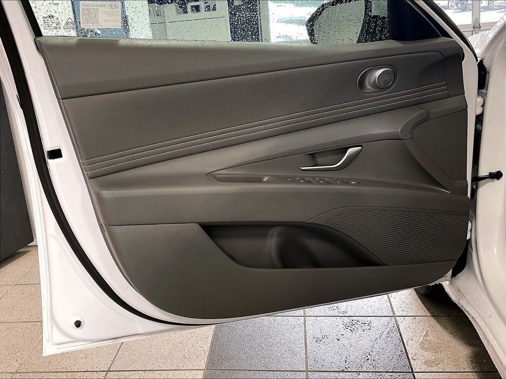 Used 2025 White Hyundai SEL Convenience image 9