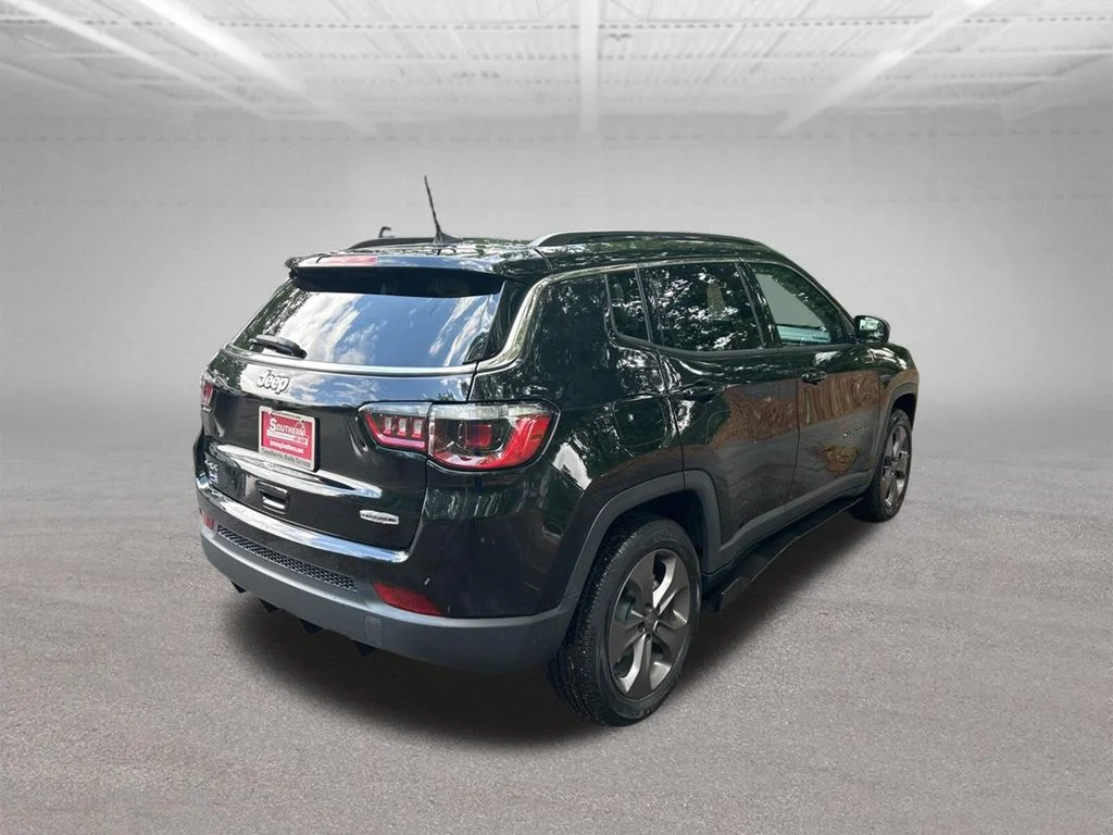 Used 2022 Black Jeep Latitude Lux image 5
