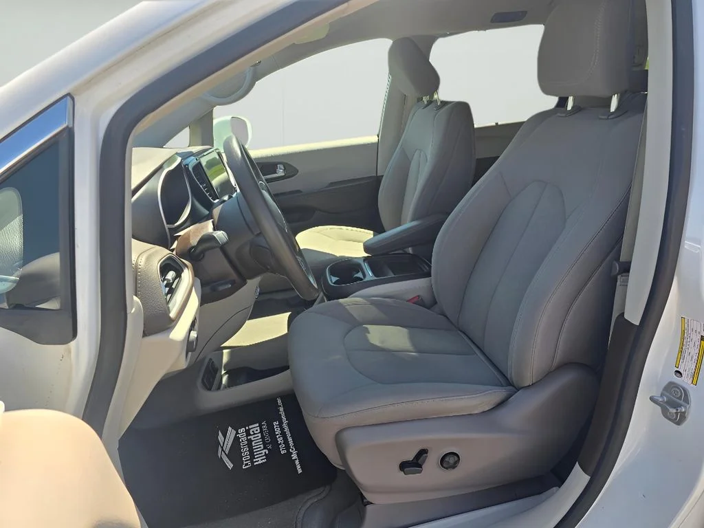 Used 2021 Bright White Clearcoat Chrysler Touring image 27