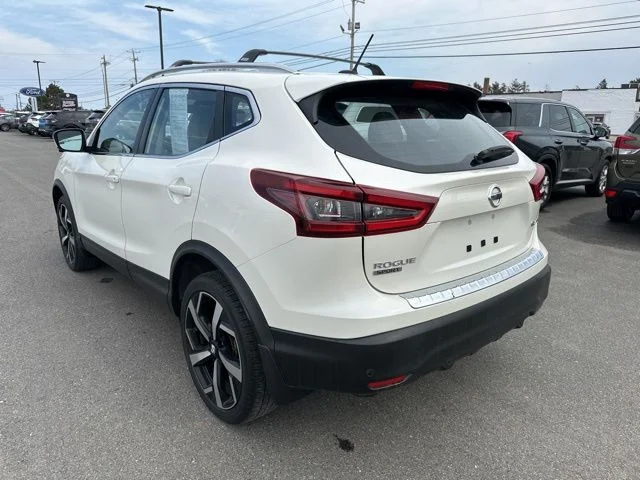 Used 2022 White Nissan SL image 5