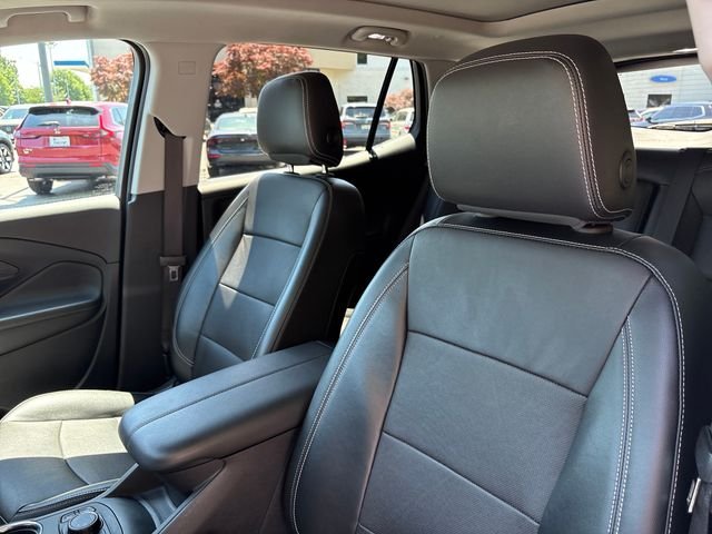 Used 2023 White GMC SLT image 13