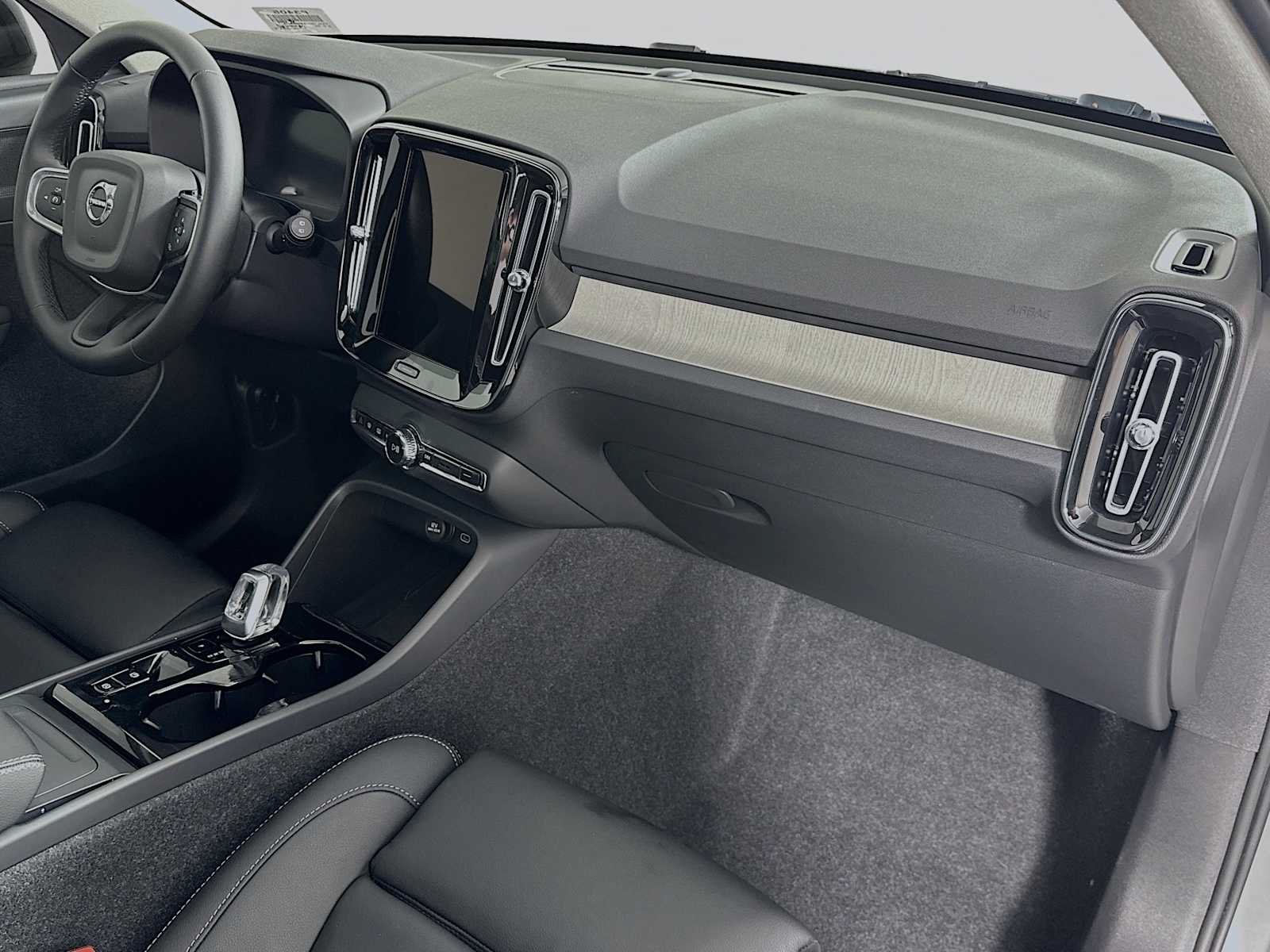 2025 Volvo XC40 Plus - Photo 28