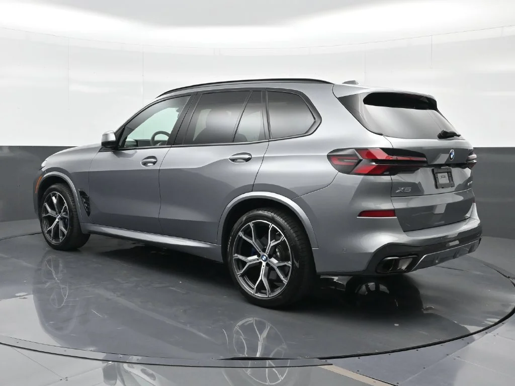 Used 2026 Skyscraper Grey Metallic BMW sDrive40i image 3
