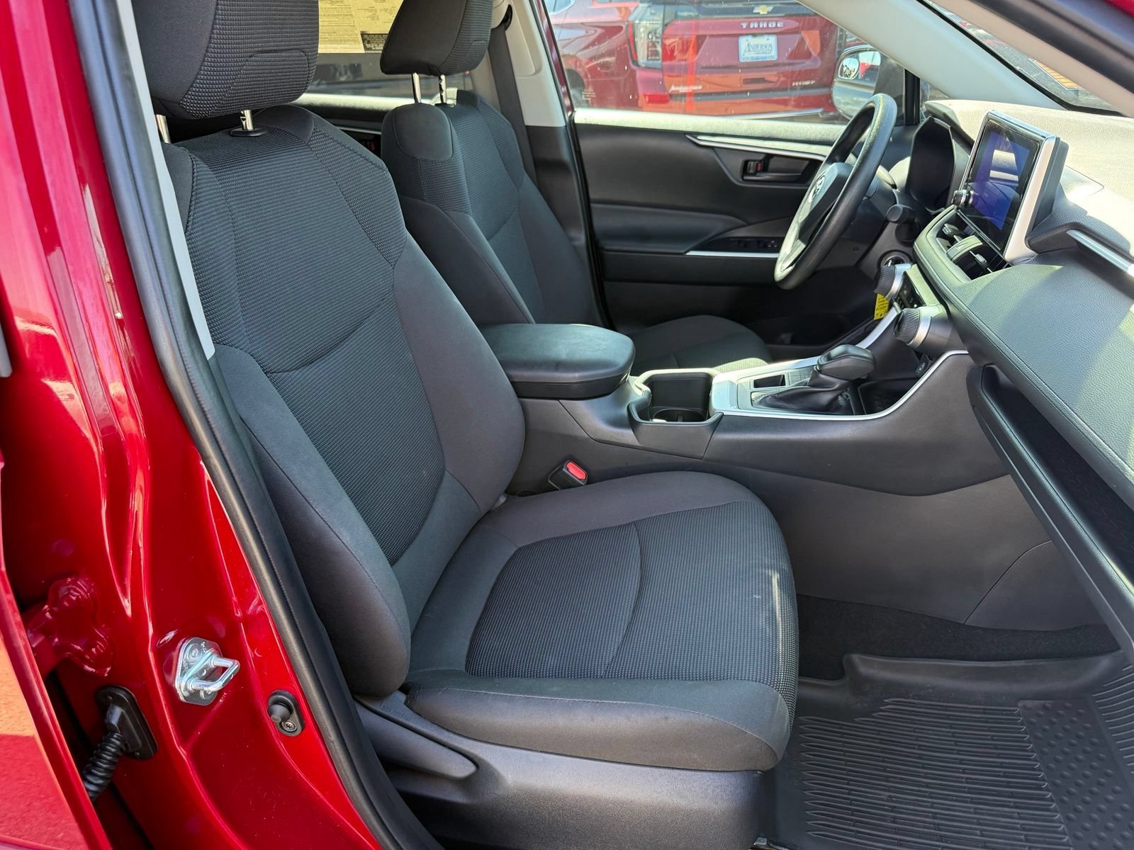 2025 Toyota RAV4 LE - Photo 32