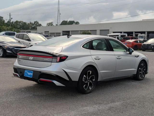 Used 2025 Silver Hyundai SEL image 5