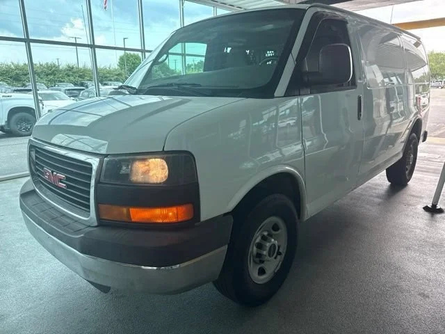 Used 2015 SUMMIT WHITE GMC RWD 2500 135" image 3
