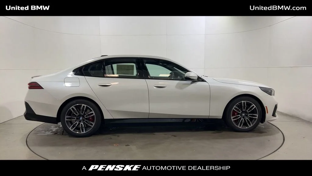 2026 BMW 5 Series 550e - Photo 9