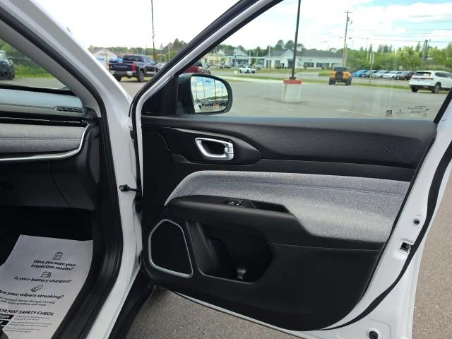 Used 2022 White Jeep Latitude image 10