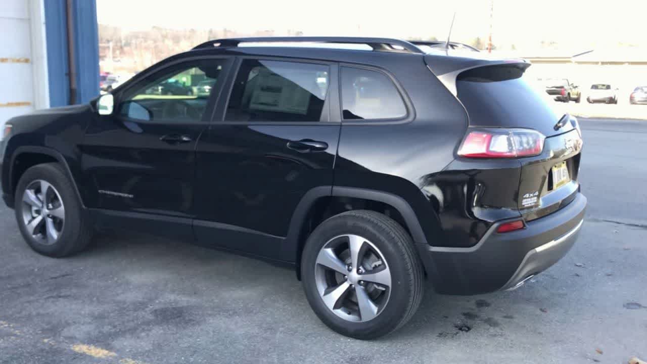 Used 2022 Diamond Black Crystal Pearlcoat Jeep Limited image 6