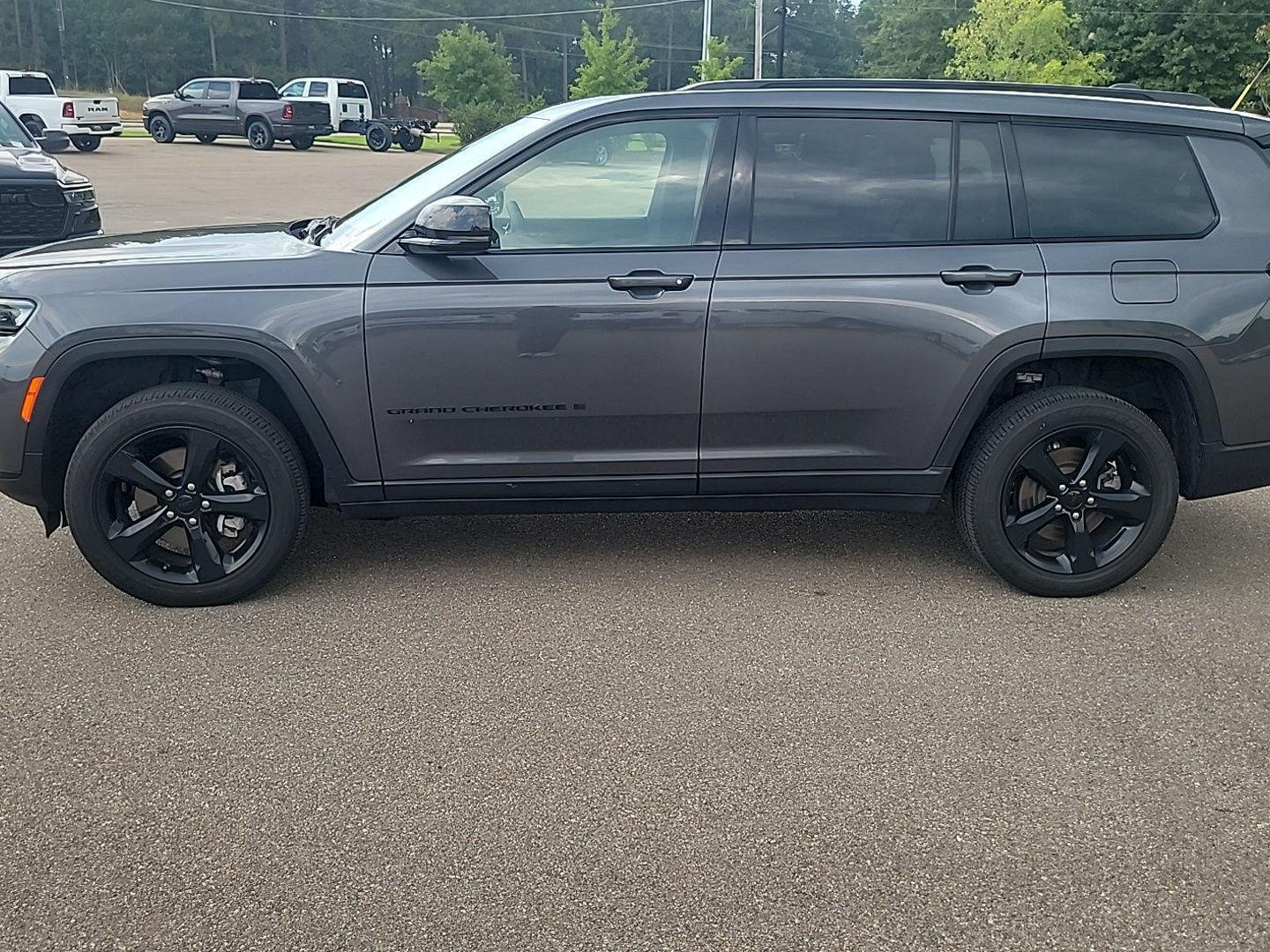 Used 2025 Baltic Gray Metallic Clearcoat Jeep Altitude X image 2
