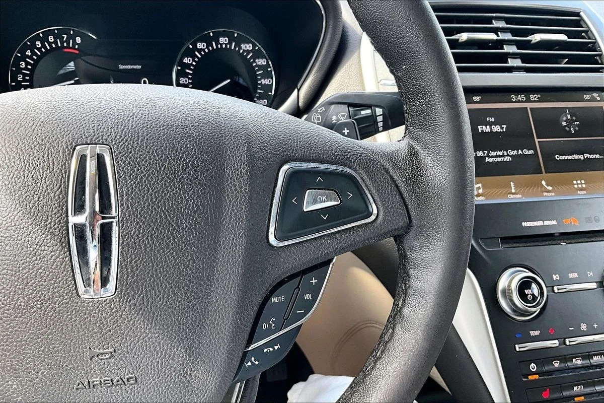 Used 2019 Red Lincoln Standard image 12