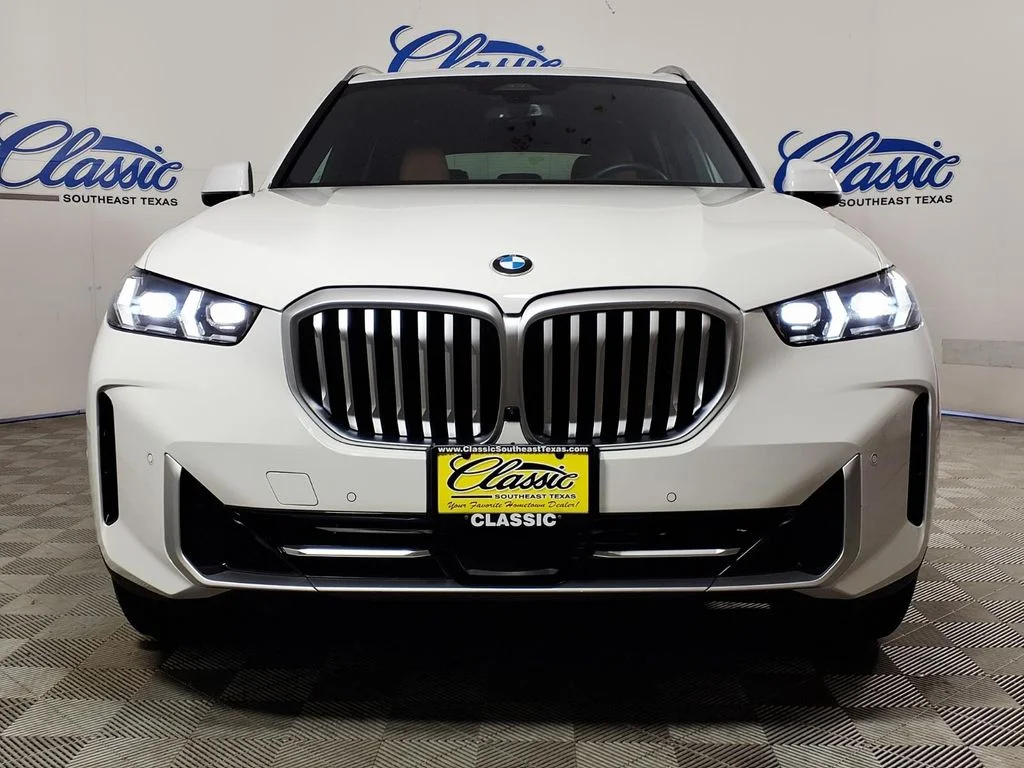 Used 2025 White BMW sDrive40i image 3