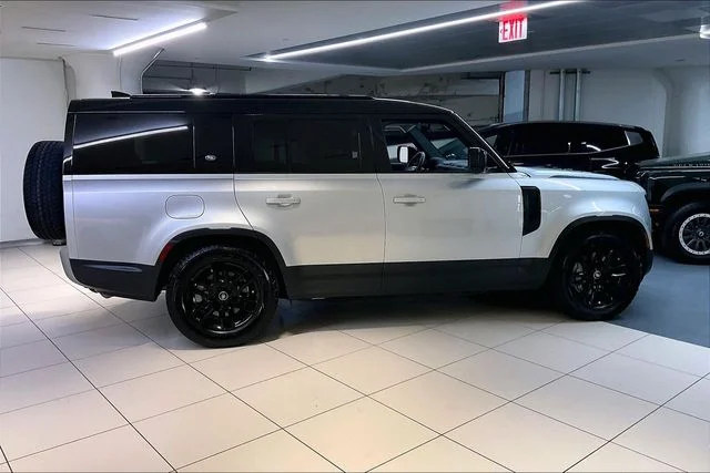 Used 2023 Silver Land Rover S image 9