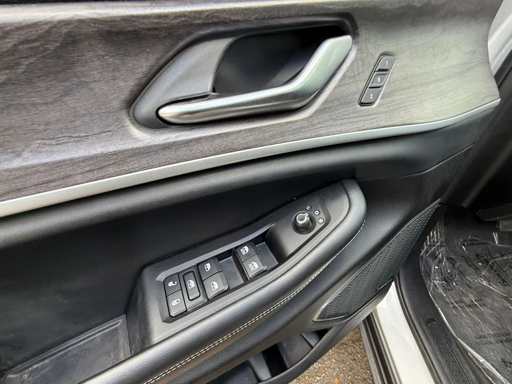 Used 2022 Silver Jeep Limited image 11