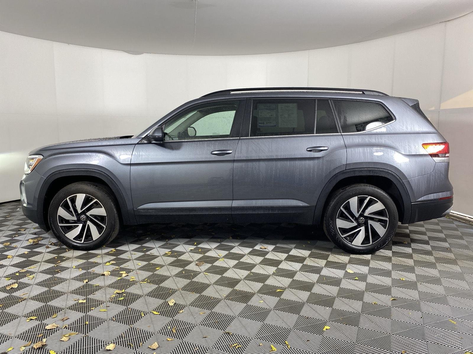 Used 2025  Volkswagen 2.0T SE w/Technology image 13