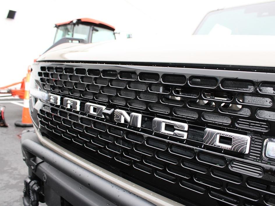 Used 2025 Gray Ford Badlands image 9
