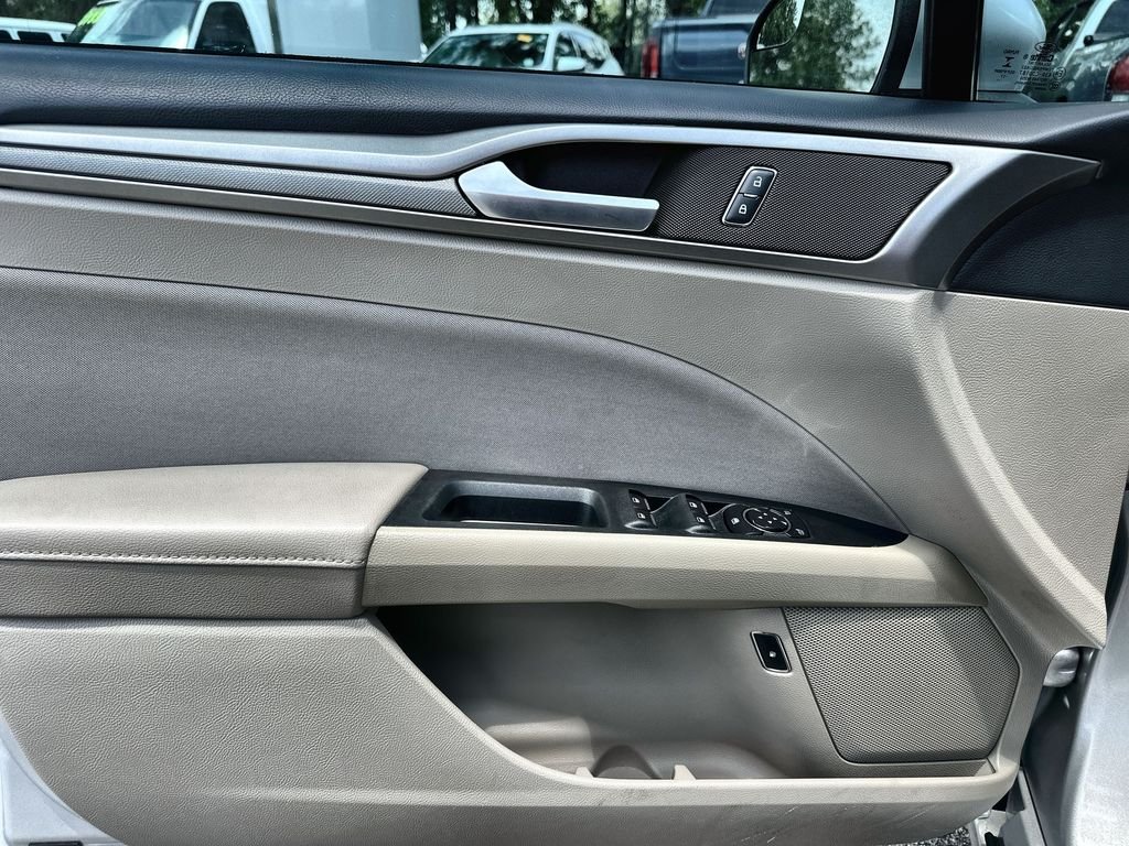 Used 2018 Silver Ford SE image 21