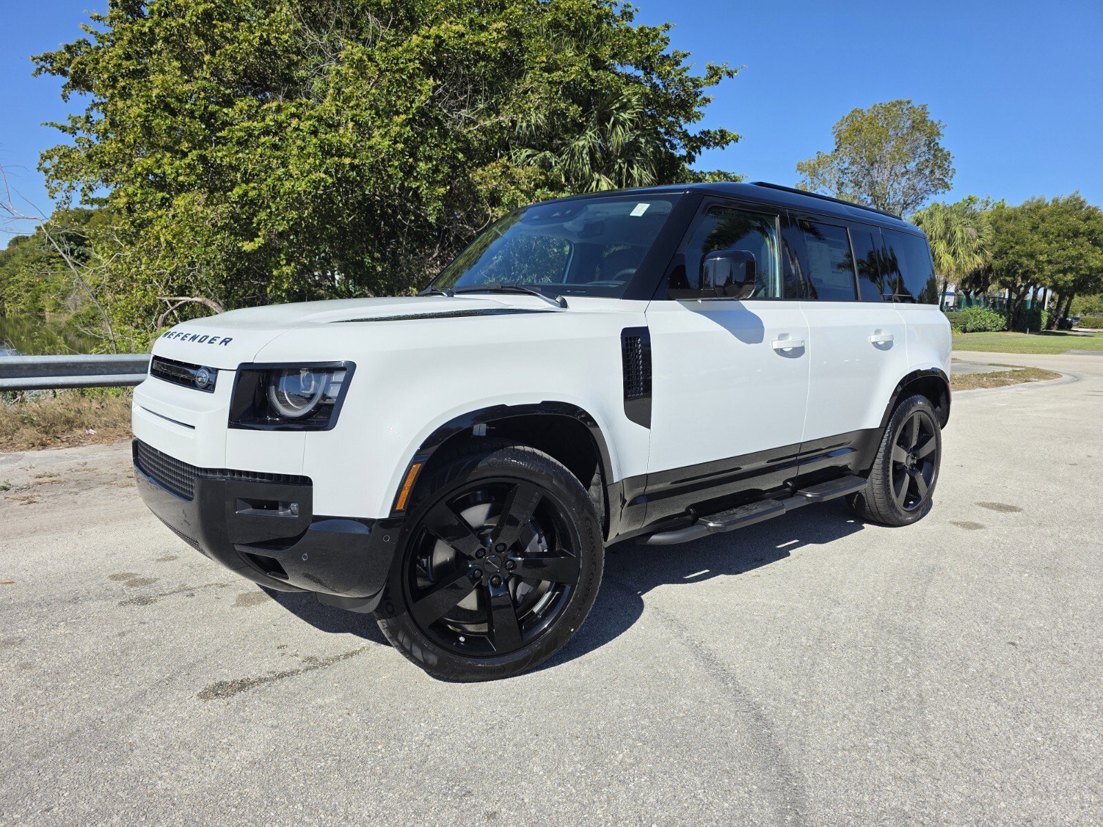 Used 2026 Fuji White Land Rover 110 P400 X-Dynamic SE image 1