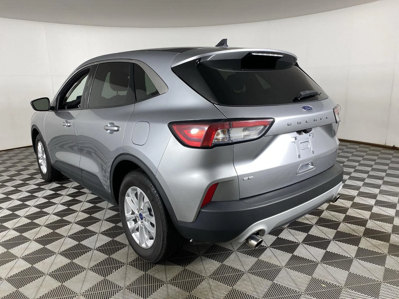 Used 2022 Iconic Silver Ford SE image 8