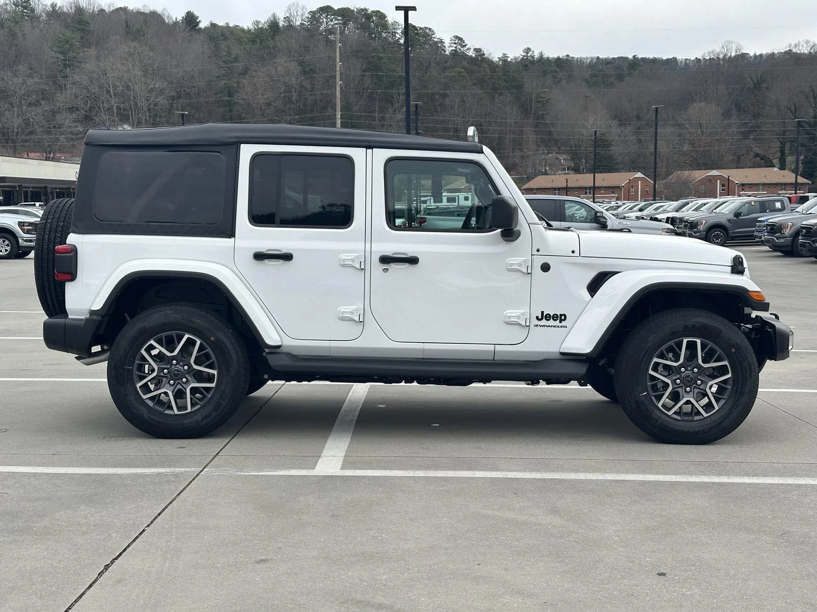 2025 Jeep Wrangler 4-Door Sahara - Photo 8