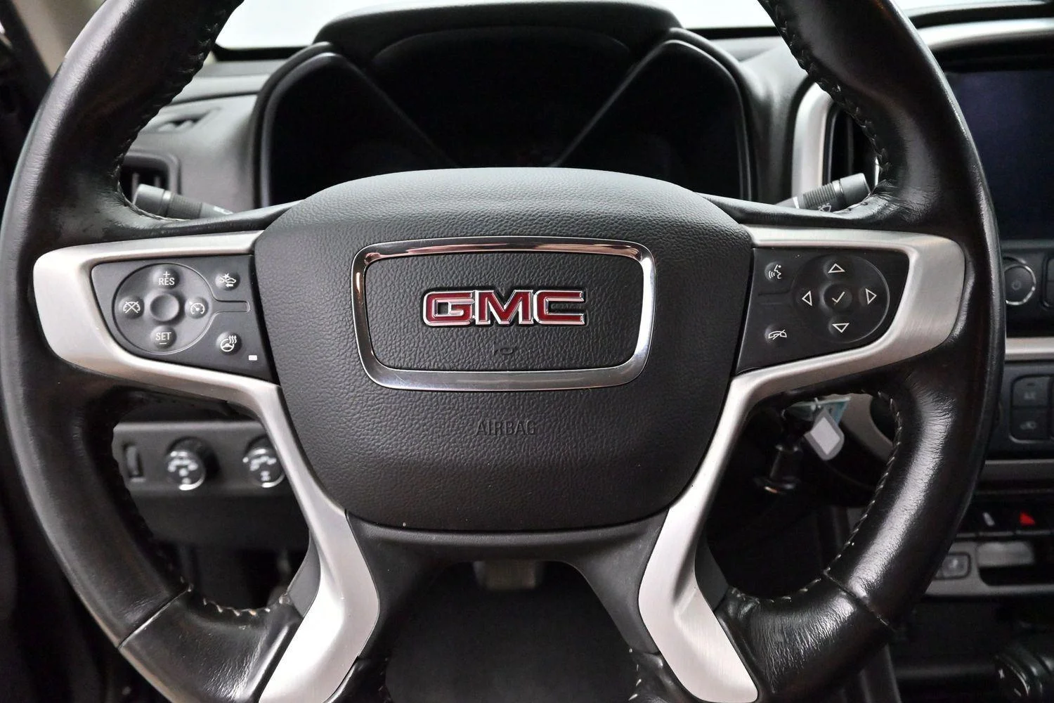 Used 2019 Onyx Black GMC 4WD SLT image 17