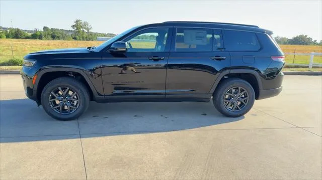 New 2027 High-Gloss Black Paint Jeep Laredo Altitude image 6
