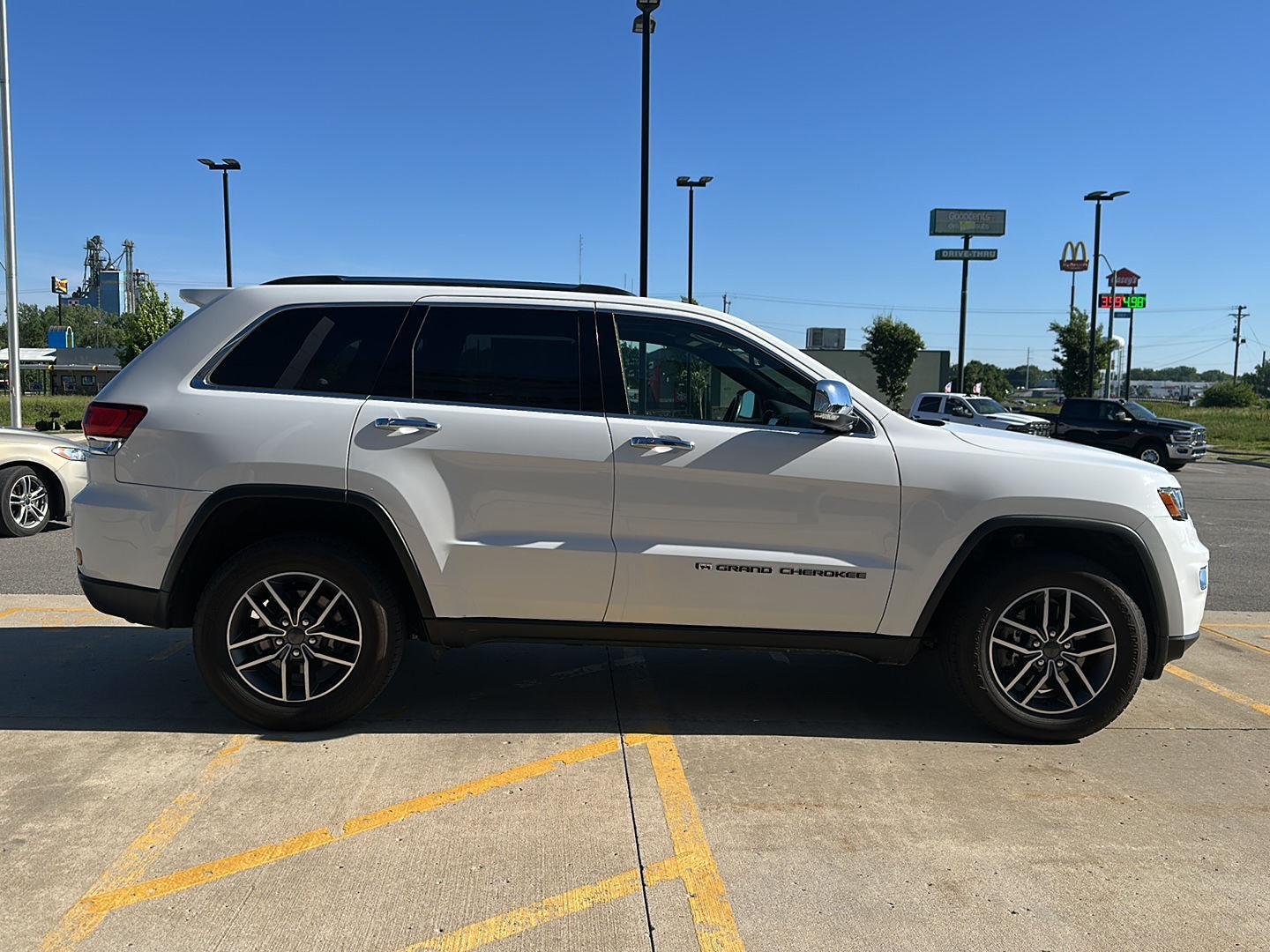 Used 2022 Bright White Clearcoat Jeep Limited image 4