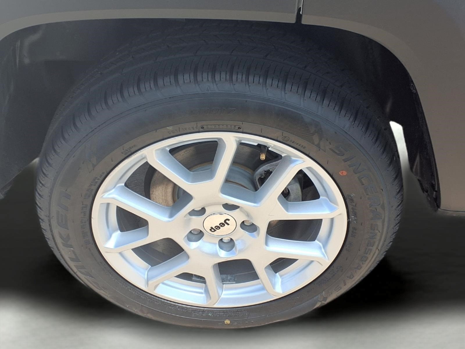 Used 2023 Alpine White Clearcoat Jeep Latitude image 9