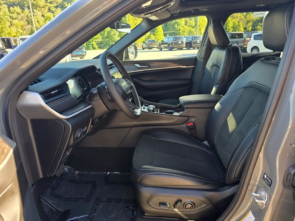 New 2027 Gray Jeep Laredo Altitude image 4