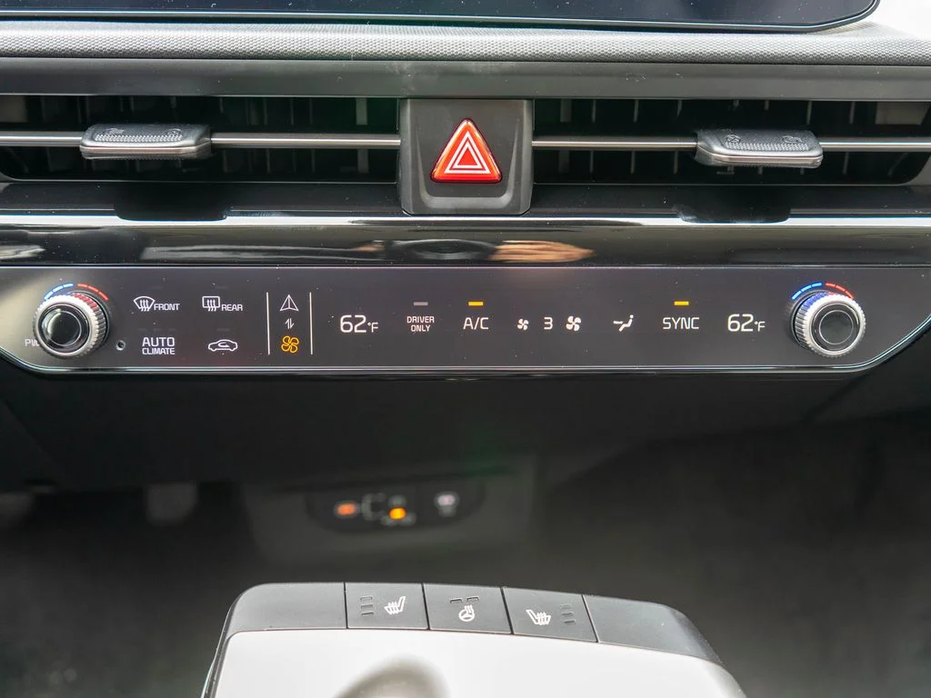 New 2026 Glacial White Pearl Kia LIGHT image 25