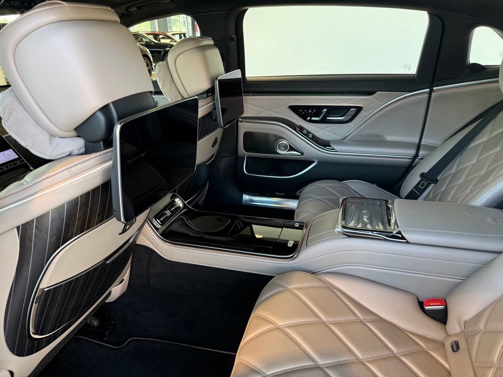 New 2025 MANUFAKTUR Moonlight White Metallic Mercedes-Benz Maybach S 680 image 28
