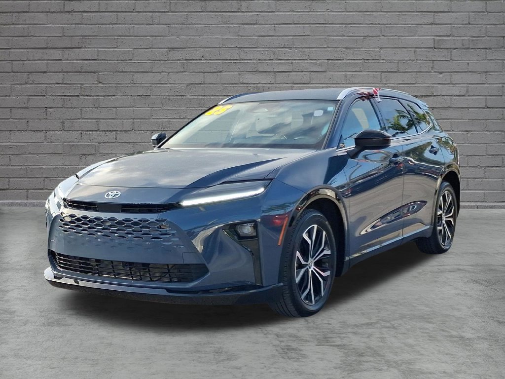 Used 2025 White Toyota XLE image 3