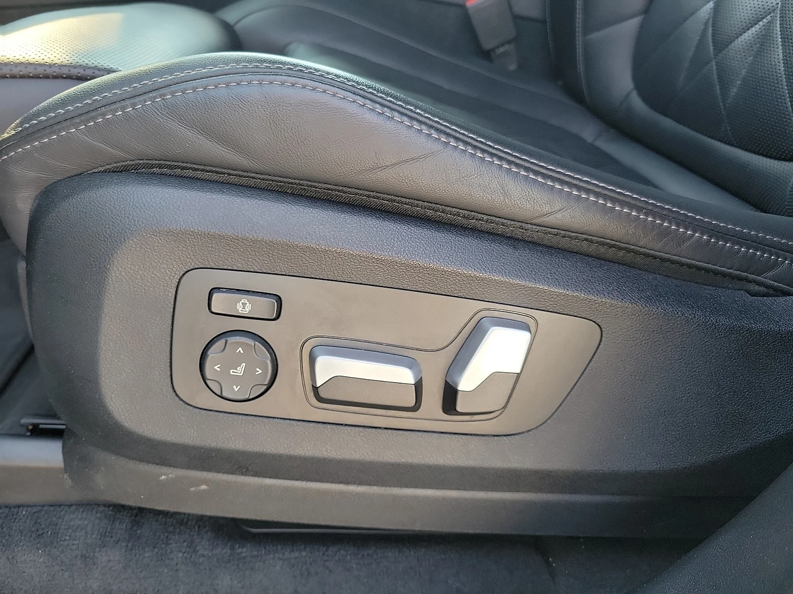 Used 2023 White Metallic BMW xDrive40i image 20