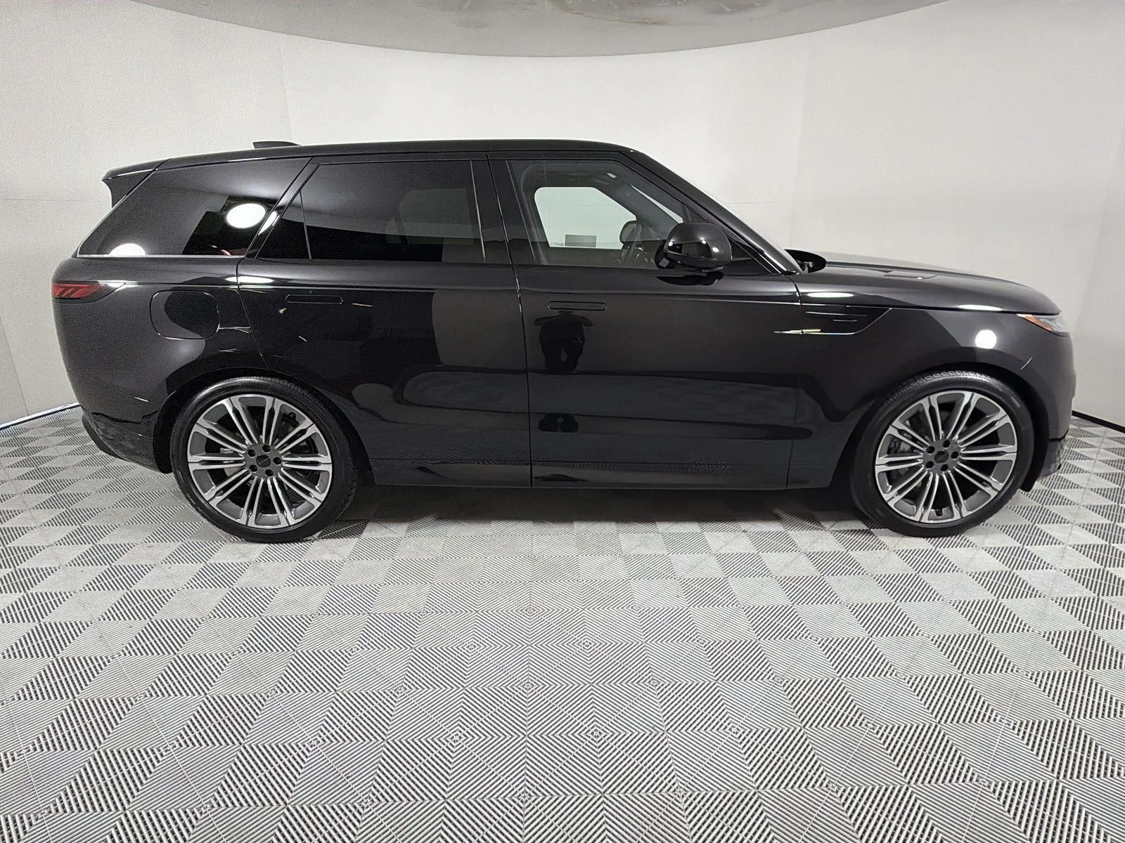 New 2026 Santorini Black Land Rover Dynamic SE image 6