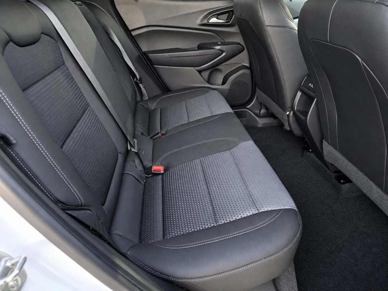 Used 2024 Summit White Chevrolet LT image 28