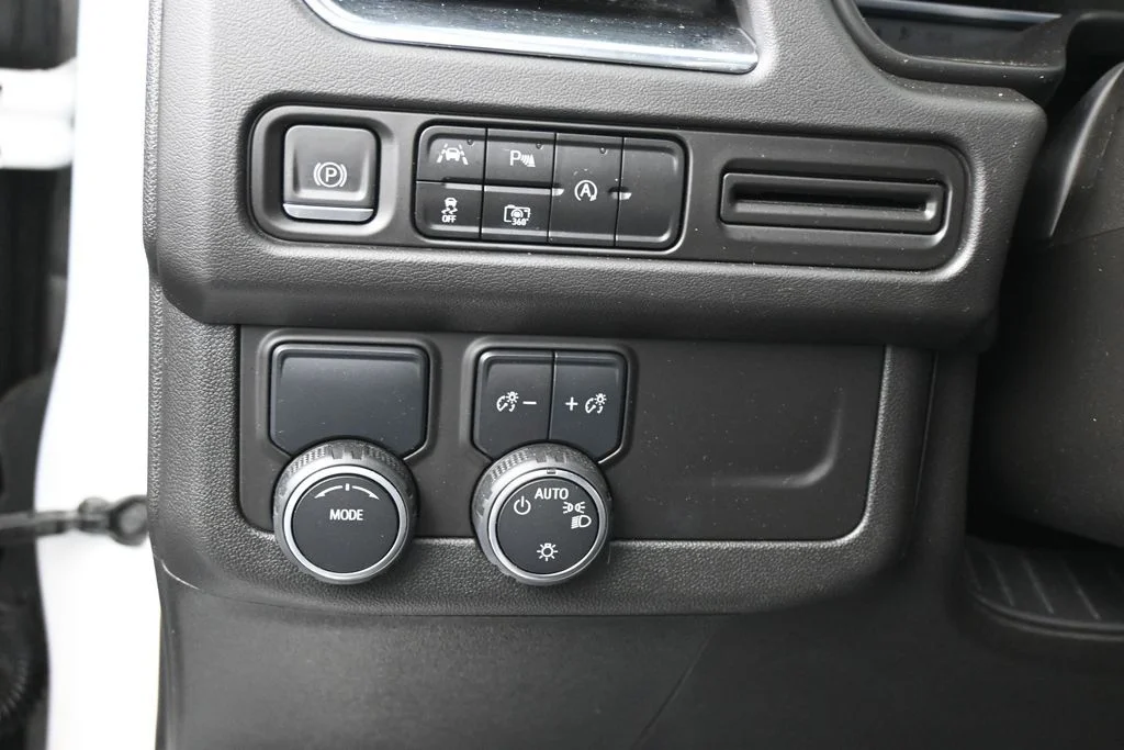 Used 2023 Iridescent Pearl Tricoat Chevrolet LT image 18