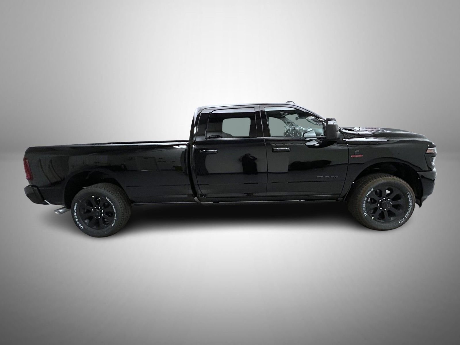 New 2026 Diamond Black Crystal Pearl-Coat Exterior Paint RAM Laramie image 4