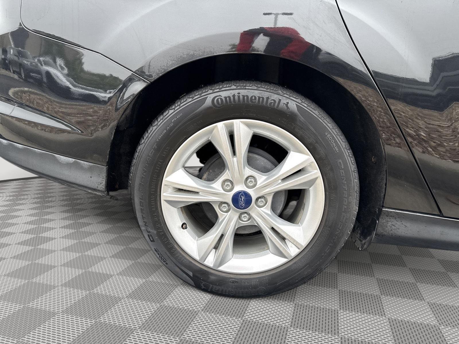 Used 2013 Tuxedo Black Metallic Ford SE image 16