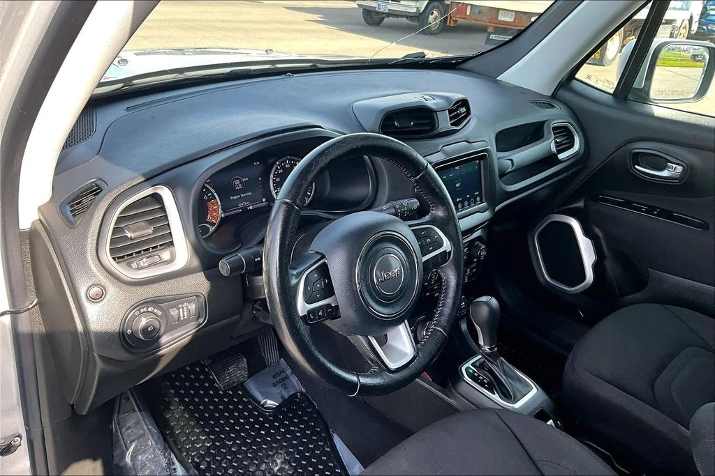 Used 2021 Silver Jeep Latitude image 14