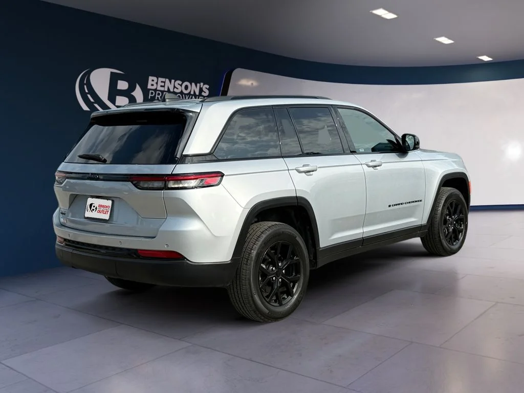 Used 2025 Silver Jeep Altitude image 5