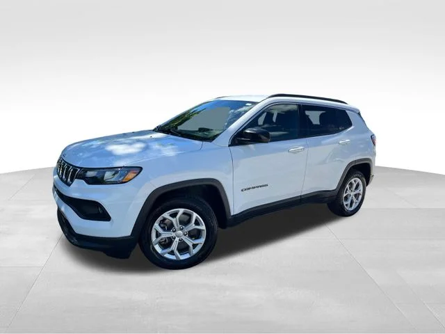 Used 2024 White Jeep Latitude image 4