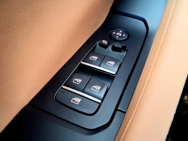 Used 2024 Gray BMW xDrive28i image 9