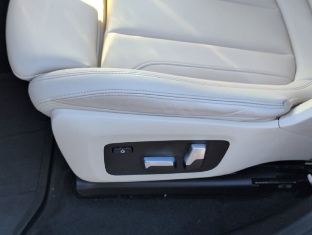 Used 2021 White BMW sDrive30i image 16