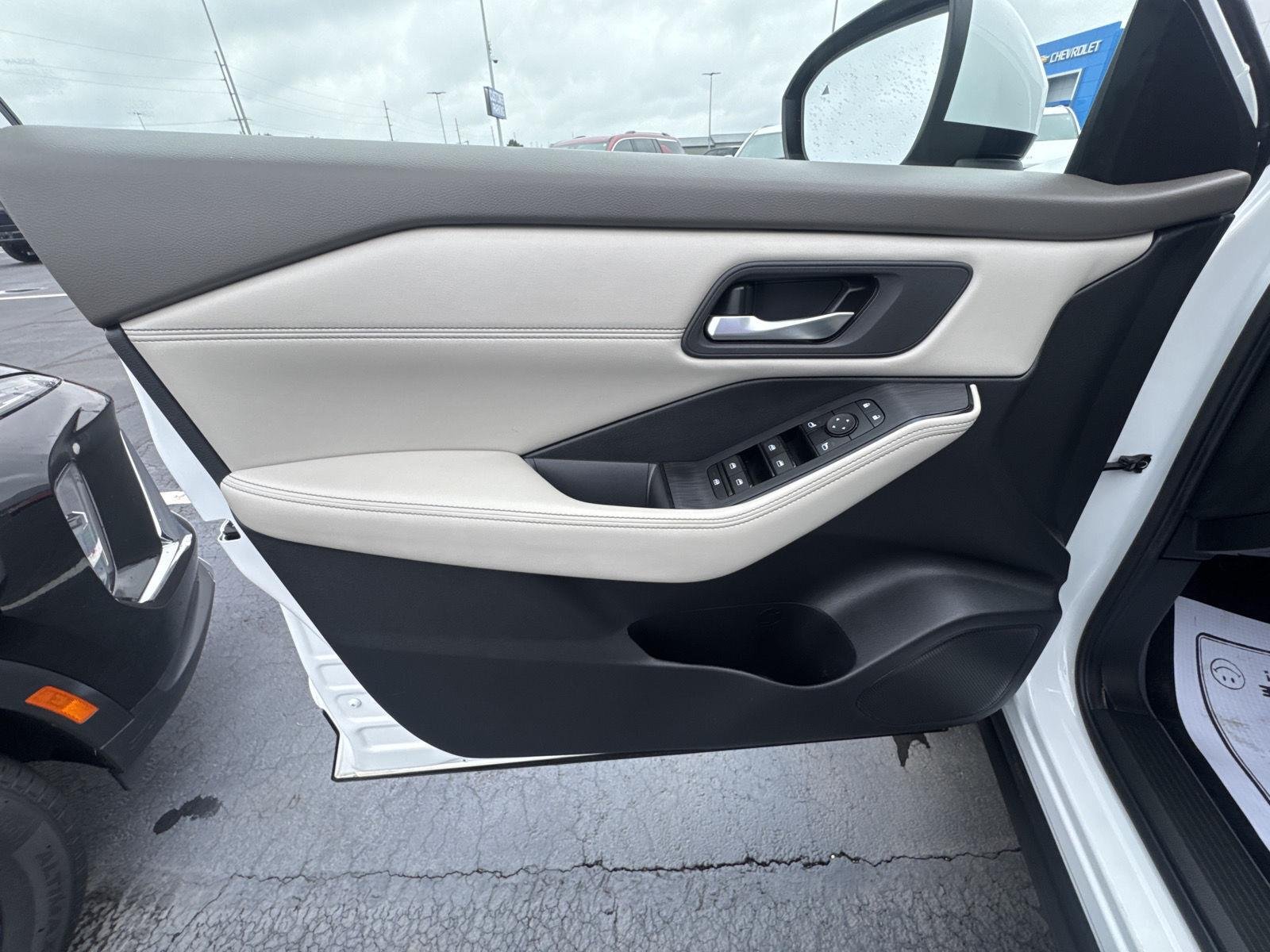 Used 2024 Everest White Pearl Nissan SV image 8