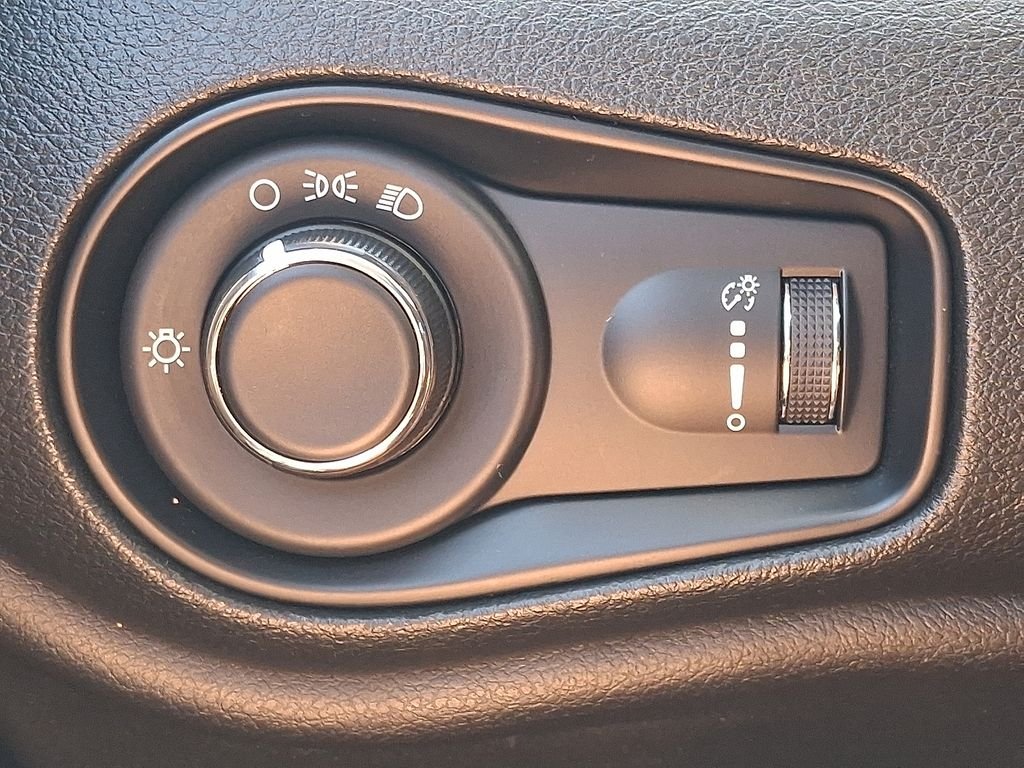 Used 2023 White Jeep Latitude image 25