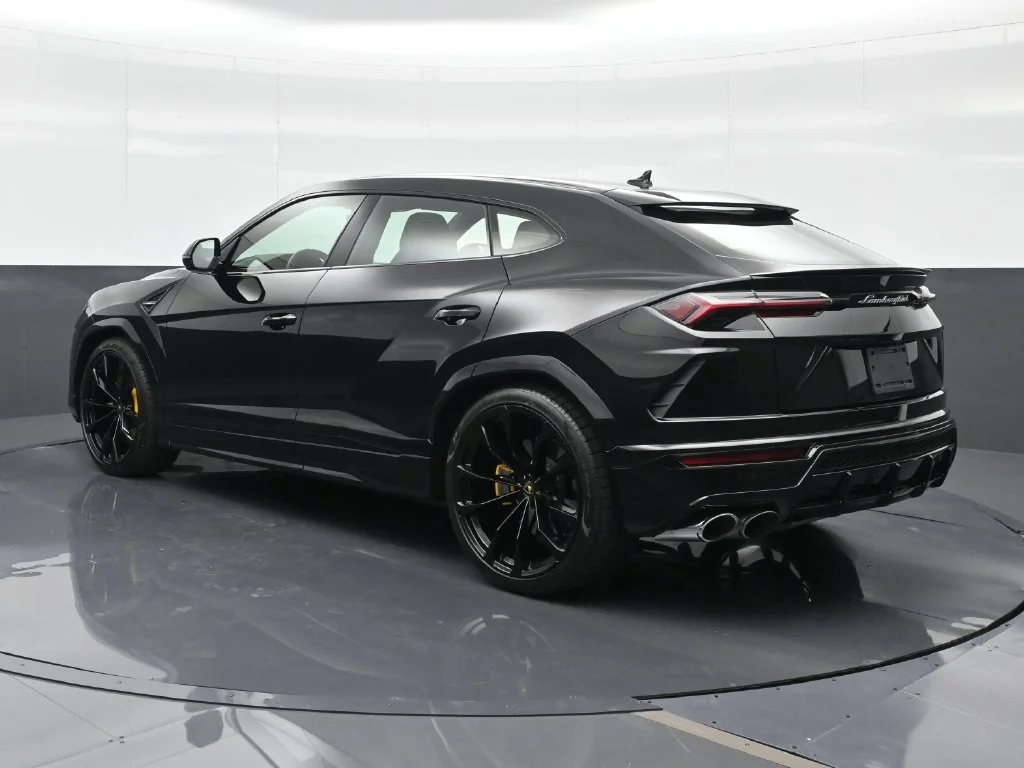 Used 2022  Lamborghini Base image 3