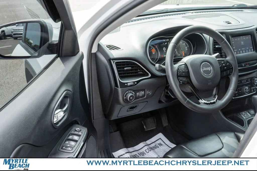 Used 2020 Bright White Clearcoat Jeep Latitude Plus image 15