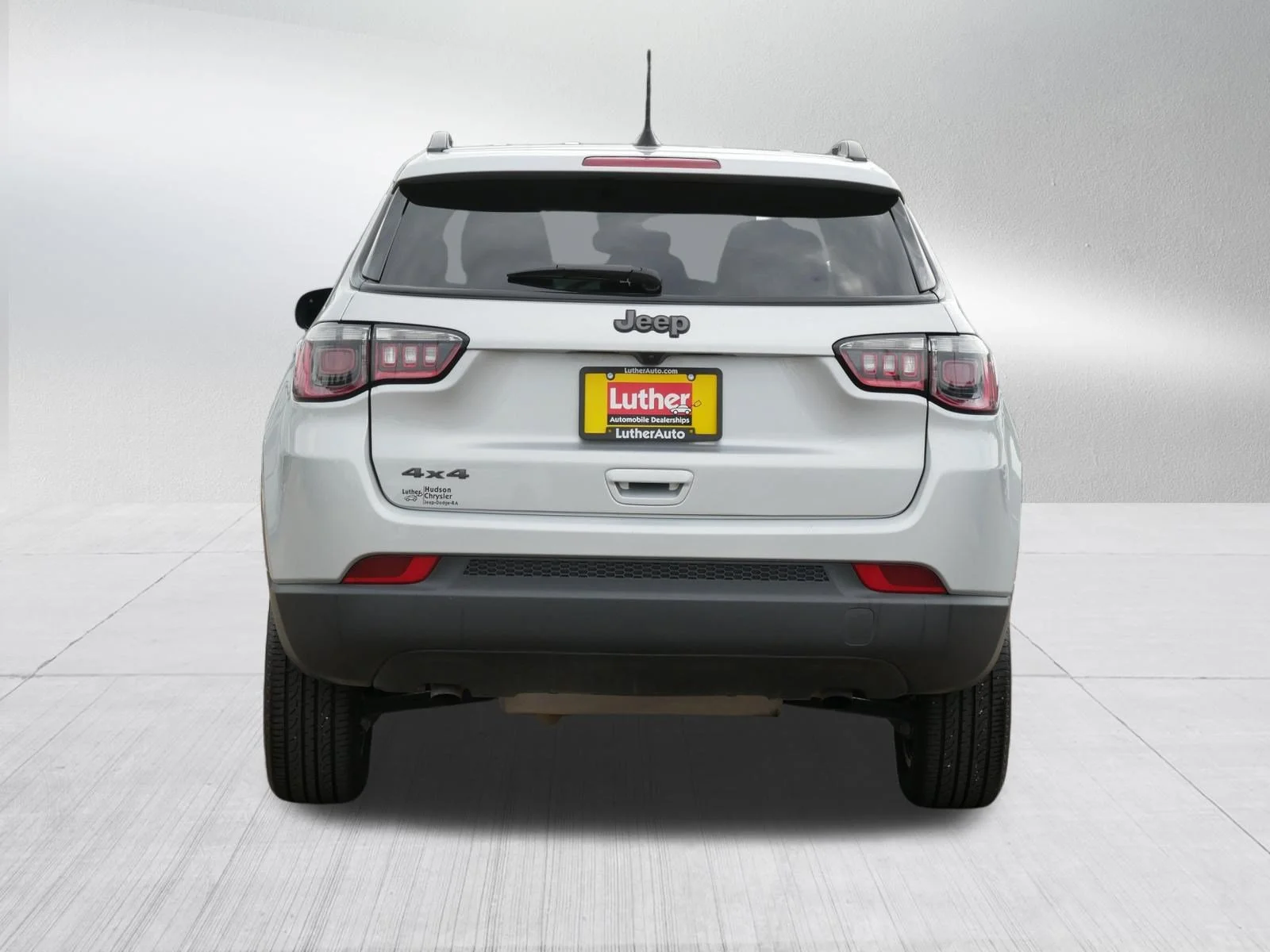 Used 2025 Silver Zynith Metallic Clearcoat Jeep Latitude image 6