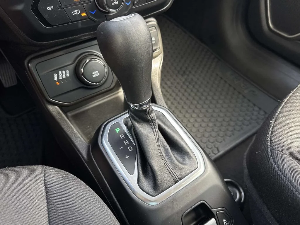 Used 2023 Alpine White Clearcoat Jeep Latitude image 26